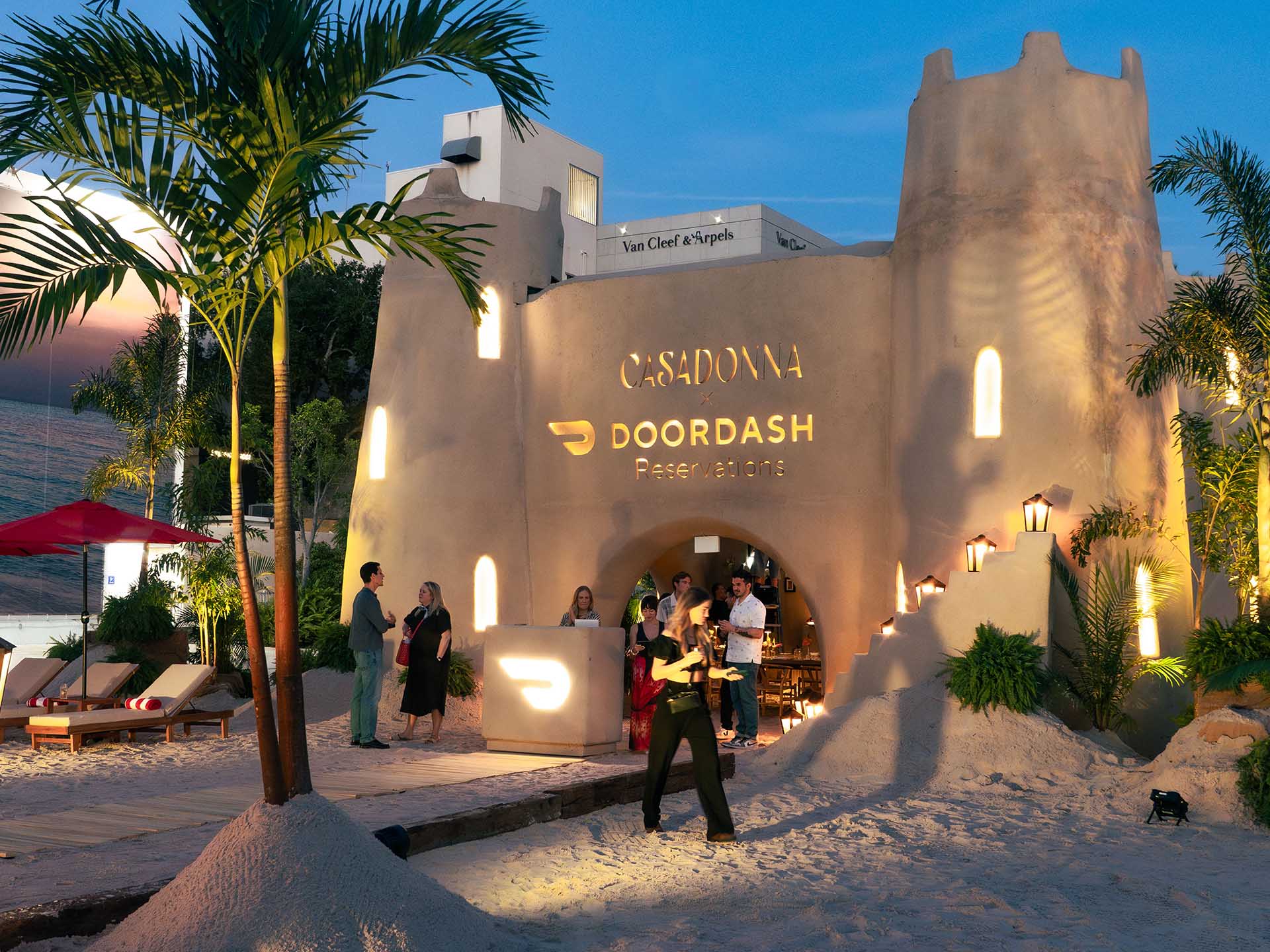 DoorDashOutsideNight